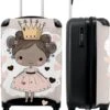 NoBoringSuitcases.com® Kinderkoffer - Trolley Op Wieltjes - Prinses - Hartjes - Kroon - Roze - Meisjes - Koffer Meisje - Past Binnen 55x40x20 Cm En 55x35x25 Cm - Reiskoffer - Fotokoffer