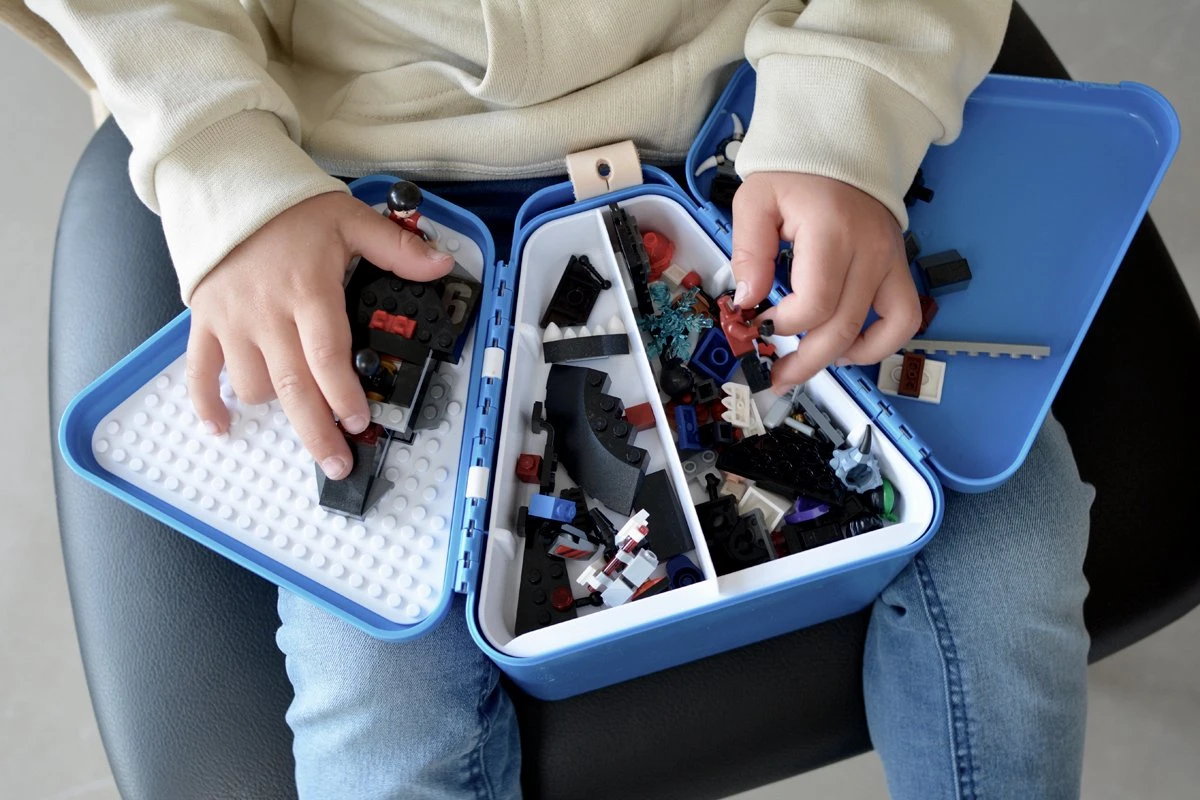 Trunki: TEEBEE Terrance Blauw - Kids Travel Toy Box, Bevat Een Leuk Activiteitenboekje, Kleurpotloden En Stickers, In Doos 15,5x18x18cm, 3+ - Afbeelding 5